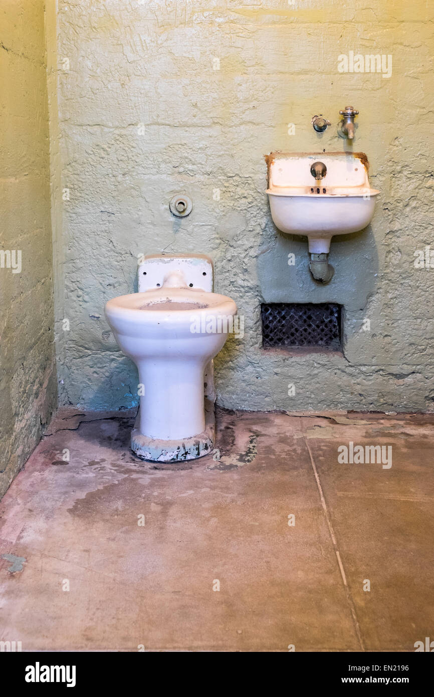 Vue à l'intérieur du pénitencier d'Alcatraz prison cell montrant un minimum d'installations Banque D'Images