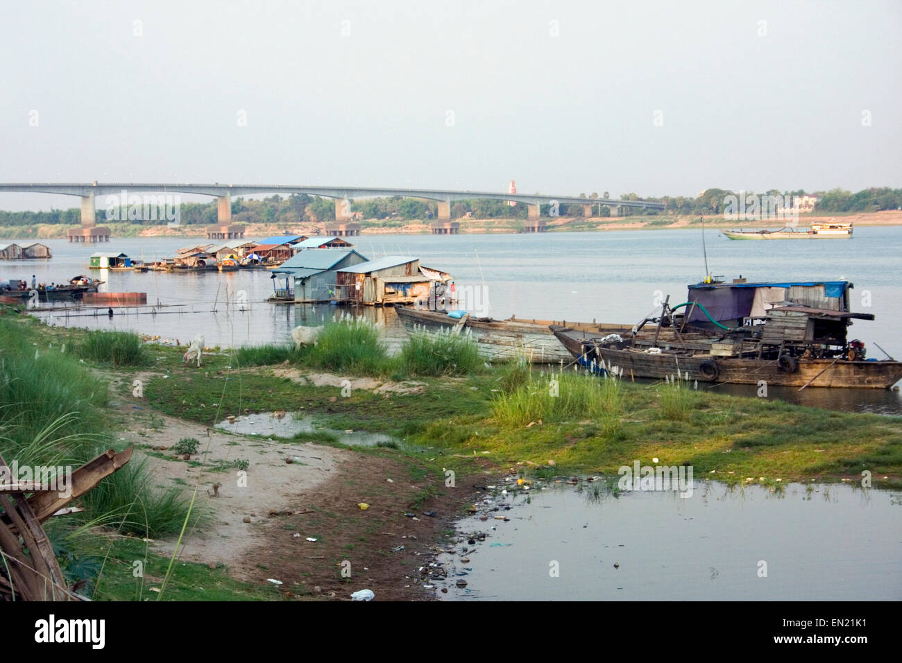 Les travées du pont Kizuna le Mékong près de bâtiments flottants à Kampong Cham, au Cambodge. Banque D'Images