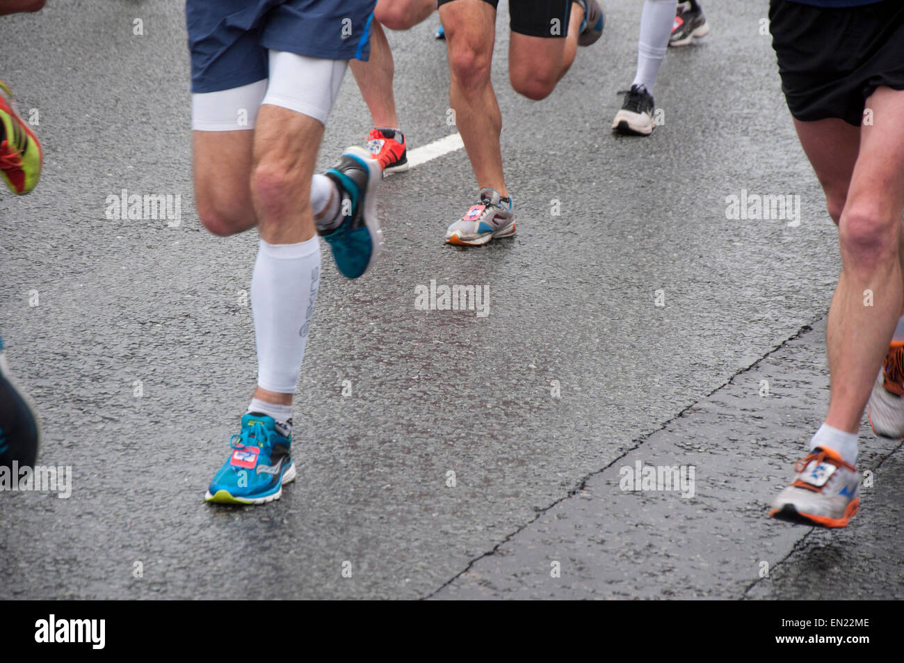 Les coureurs dans les rues de Londres à la concurrence dans le Marathon de Londres Virgin Money 2016 Banque D'Images