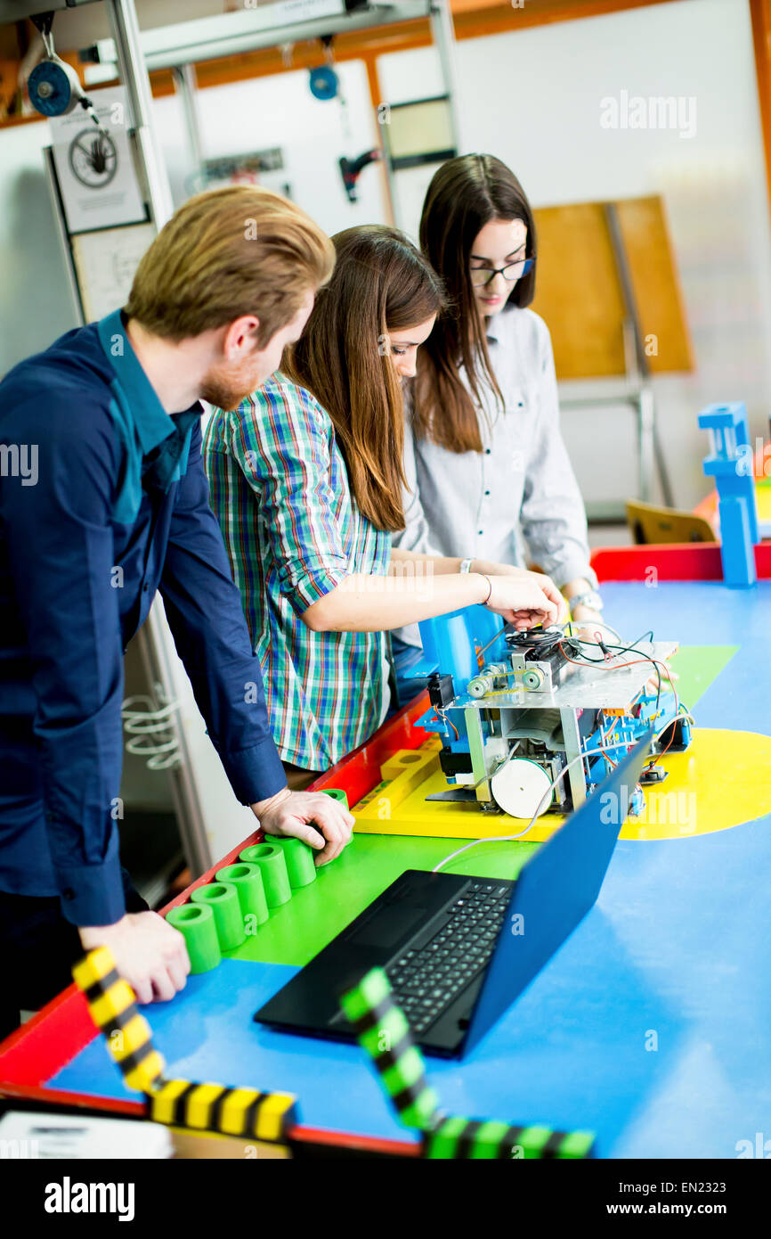 Les jeunes de la classe de robotique Banque D'Images