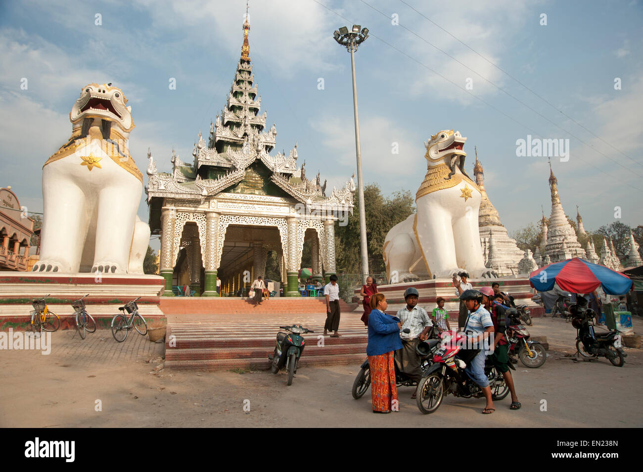 Rencontrez Birman à l'escalier d'une chinte entrée temple gardé à Mandalay, Myanmar Banque D'Images
