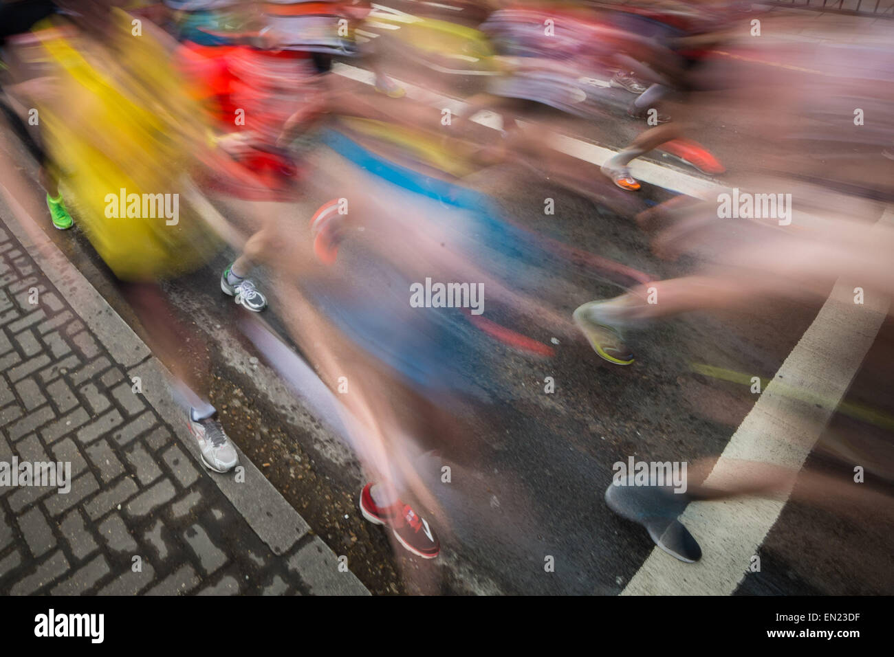 Londres, Royaume-Uni. 26 avril, 2015. 35e Marathon de Londres passe par Deptford dans le sud-est de Londres. Crédit : Guy Josse/Alamy Live News Banque D'Images