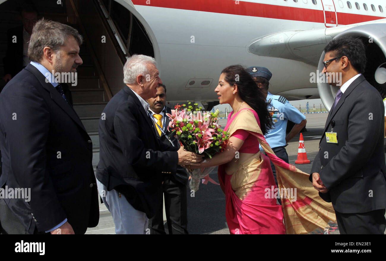 (150426) -- NEW DELHI, le 26 avril 2015 (Xinhua) -- le ministre espagnol des Affaires étrangères et de la coopération, José Manuel García-Margallo (2L) est accueilli par un officiel indien à son arrivée à New Delhi, Inde, le 26 avril 2015. (Xinhua) Banque D'Images