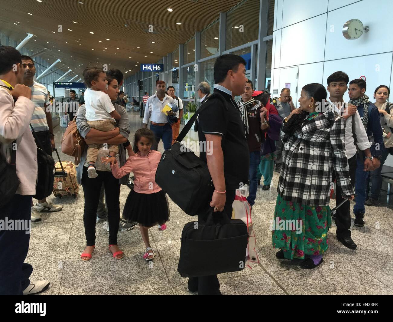 Kuala Lumpur, Malaisie. Apr 26, 2015. Pour les vols passagers attendent népalais retour au Népal à l'Aéroport International de Kuala Lumpur à Kuala Lumpur, capitale de la Malaisie, le 26 avril 2015. Un total de 2 152 personnes ont été tuées et environ 5 000 autres habitué dans un puissant séisme qui a frappé le Népal à partir de samedi, le porte-parole de la police nationale Kamal Singh Bam a dit dimanche. © Qin Qing/Xinhua/Alamy Live News Banque D'Images