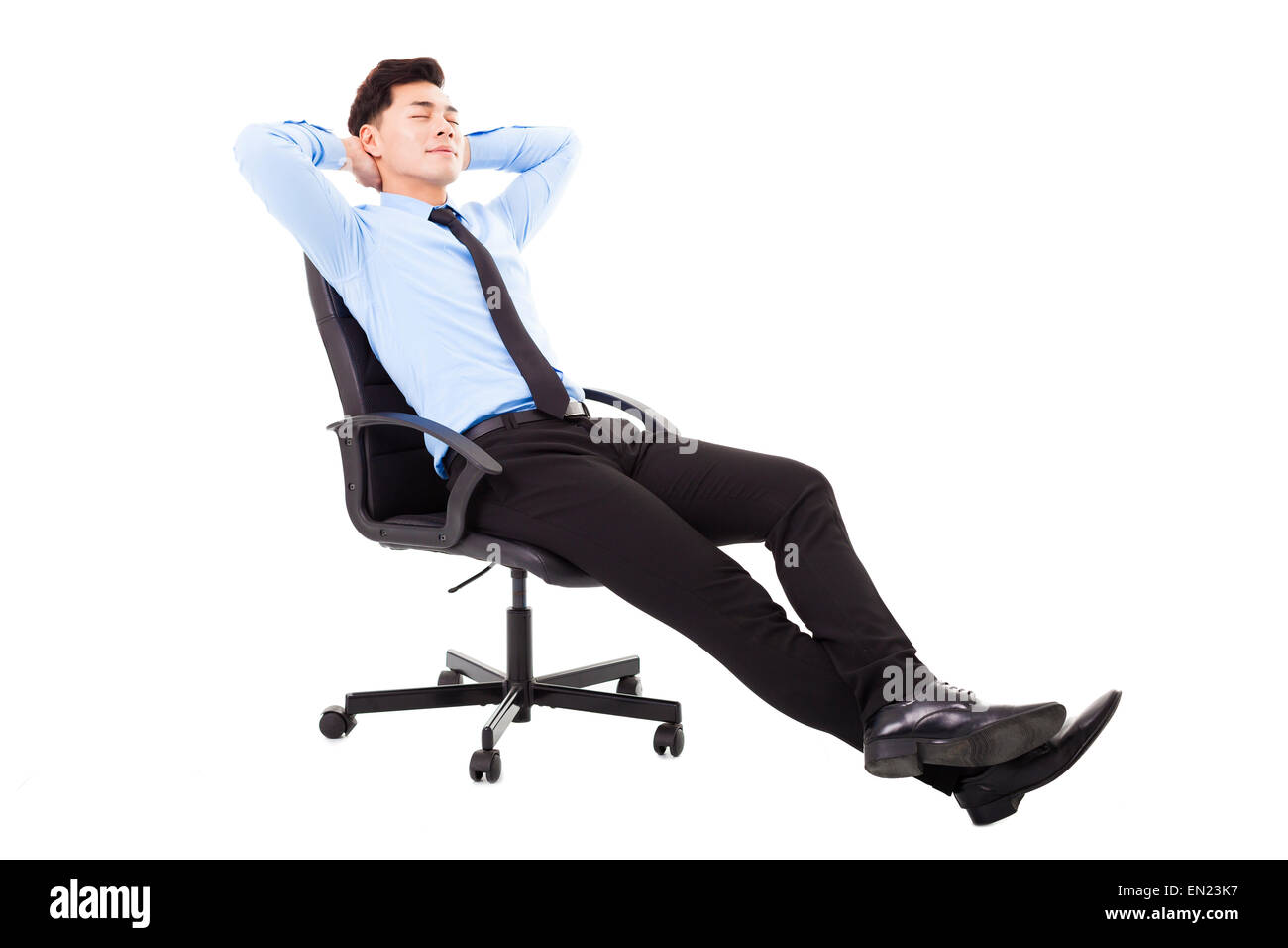 Ambiance jeune homme assis sur une chaise isolée Banque D'Images