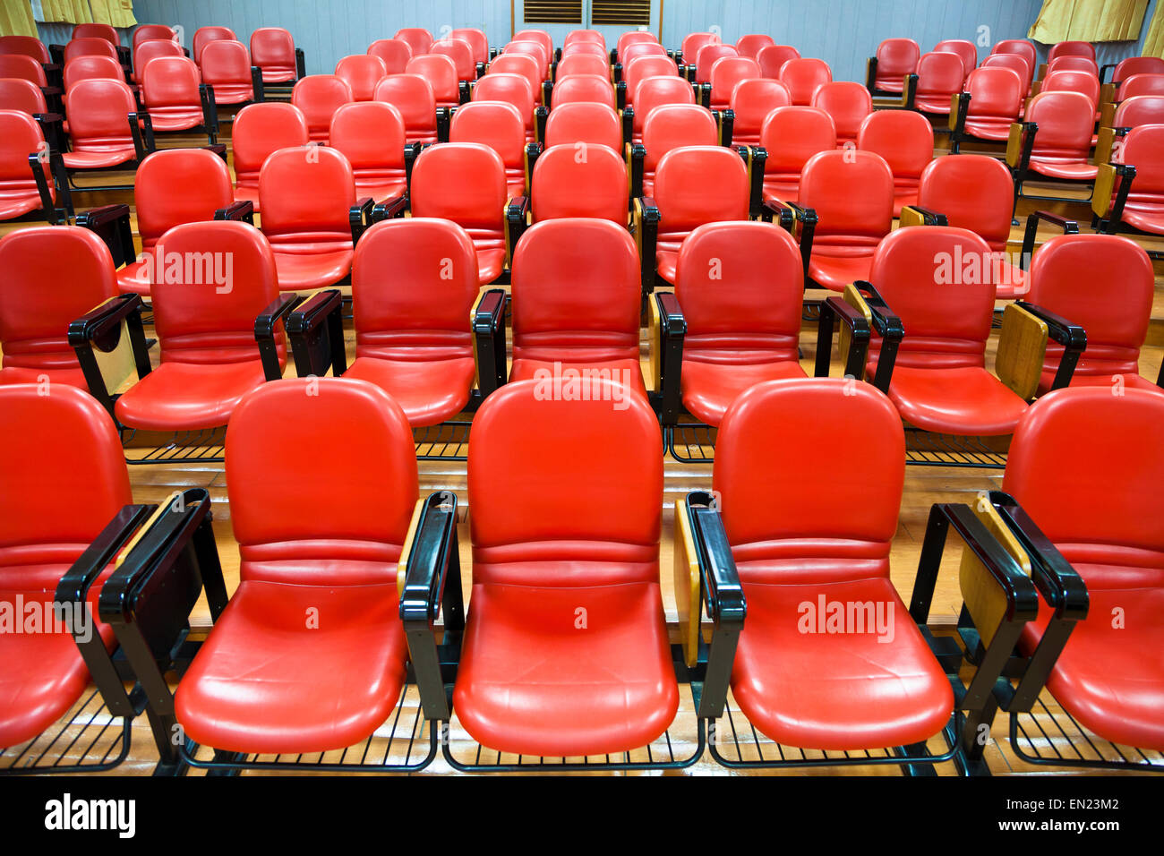 Intérieur de la salle vide avec des chaises rouges Banque D'Images