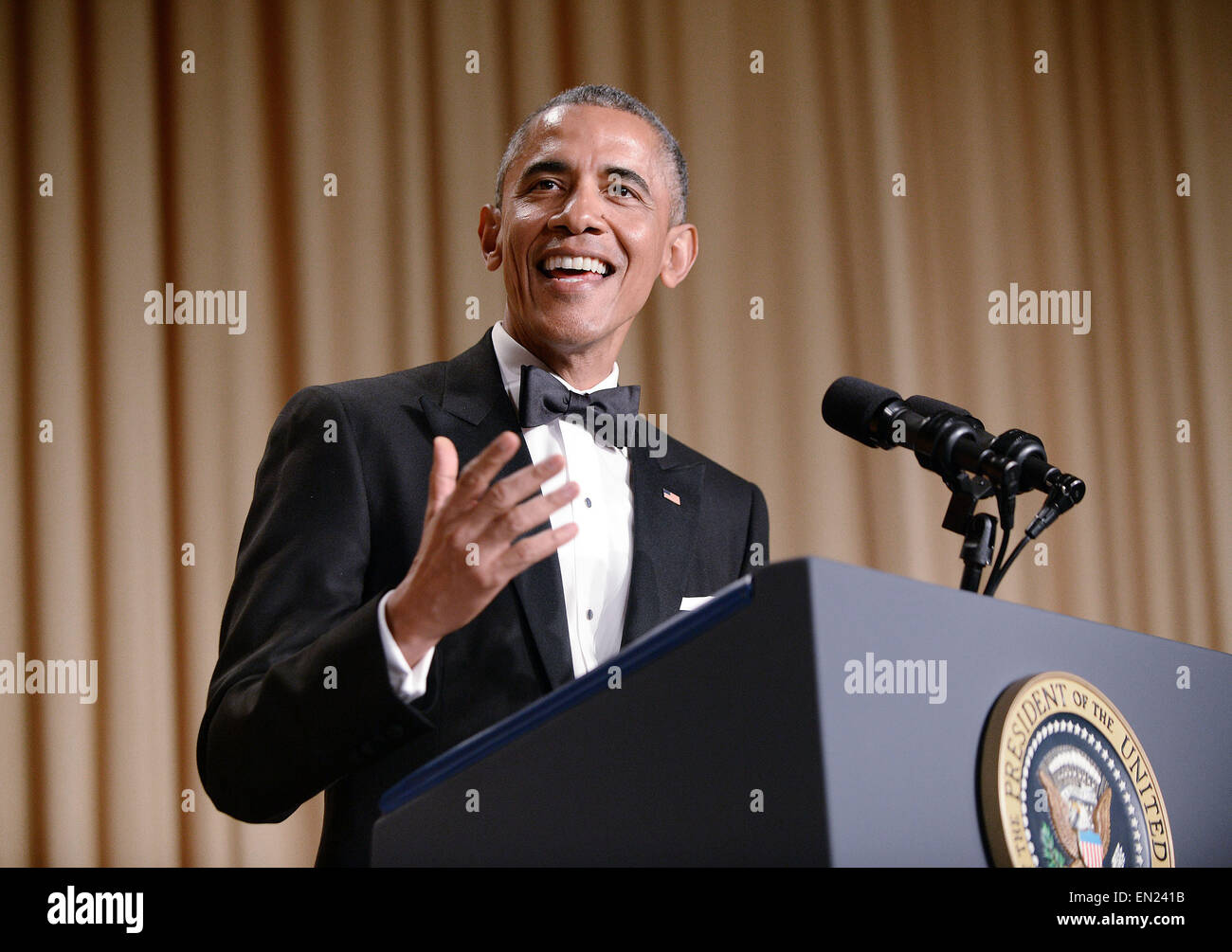 Le président des États-Unis Barack Obama parle à l'assemblée annuelle de l'Association des correspondants de la Maison Blanche au Gala de l'hôtel Hilton de Washington, le 25 avril 2015 à Washington, DC Le dîner est un événement annuel en présence de journalistes, de politiciens et de célébrités. Crédit : Olivier Douliery/Piscine via CNP - AUCUN FIL SERVICE - Banque D'Images