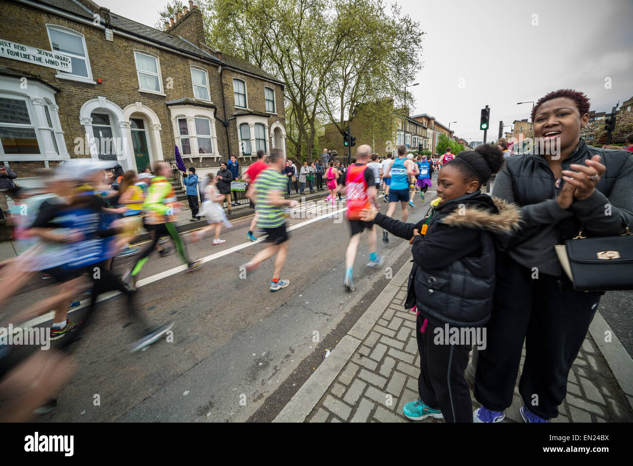 Londres, Royaume-Uni. 26 avril, 2015. 35e Marathon de Londres passe par Deptford dans le sud-est de Londres. Crédit : Guy Josse/Alamy Live News Banque D'Images