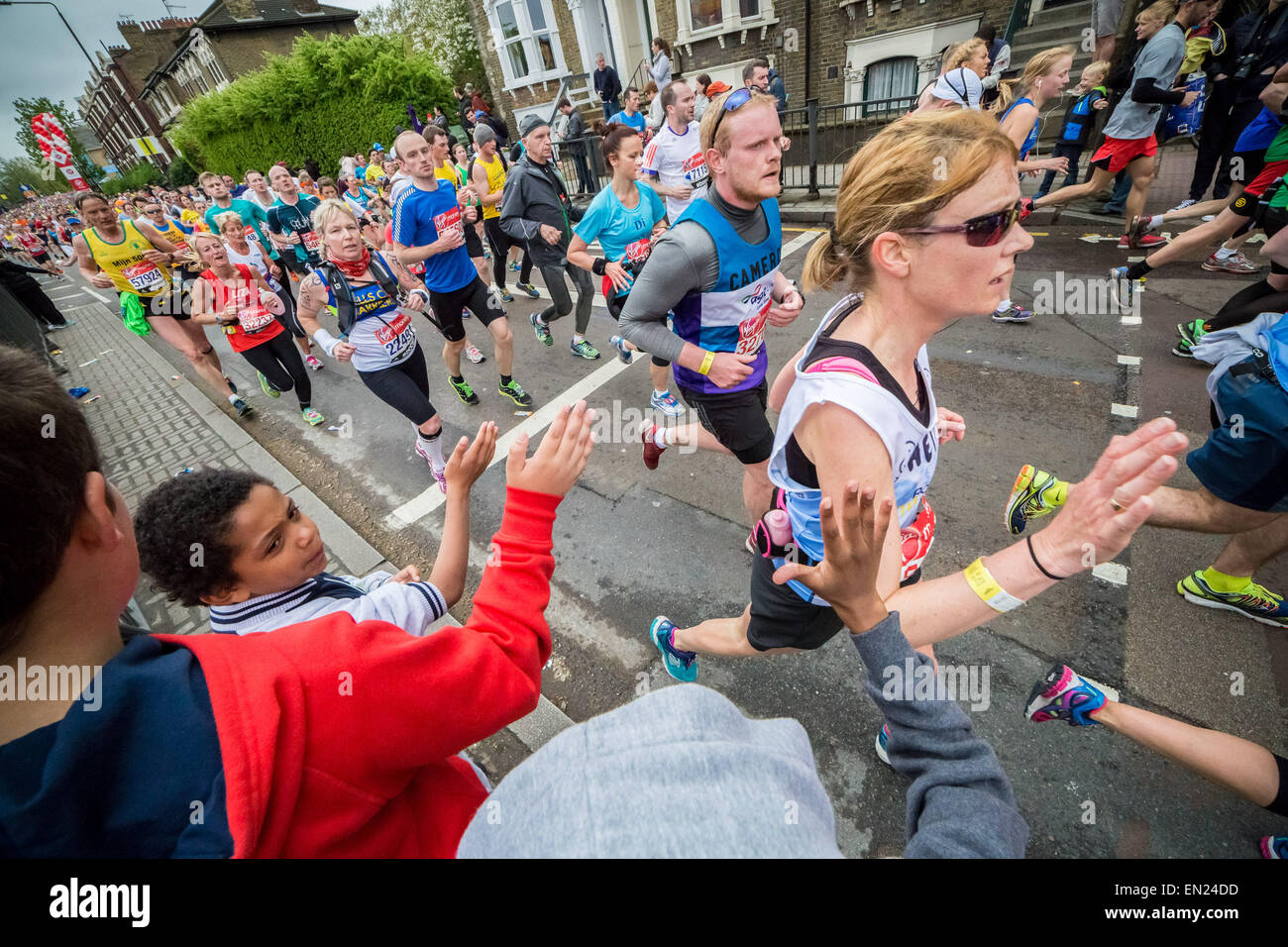 Londres, Royaume-Uni. 26 avril, 2015. 35e Marathon de Londres passe par Deptford dans le sud-est de Londres. Crédit : Guy Josse/Alamy Live News Banque D'Images
