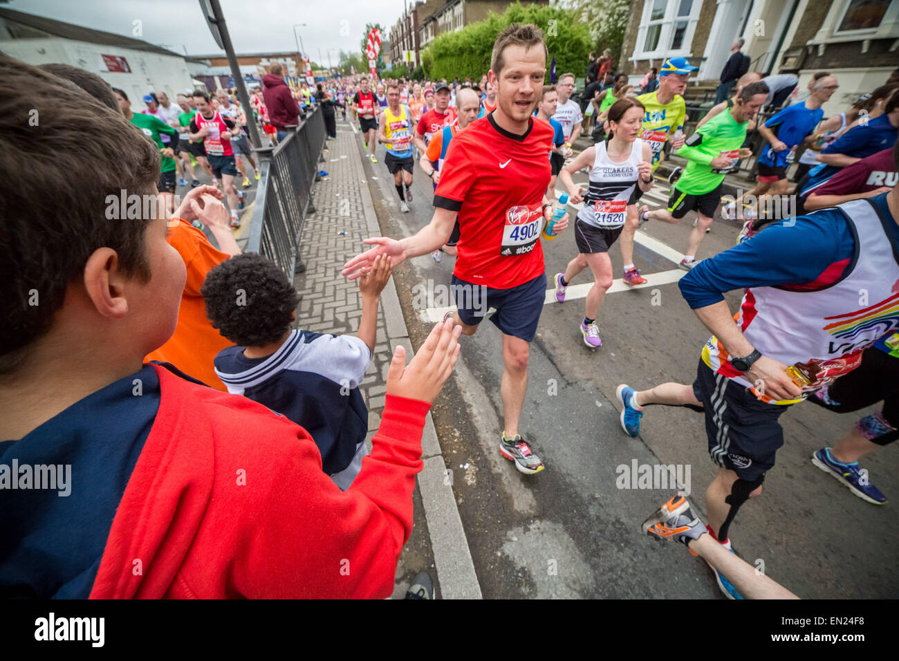 Londres, Royaume-Uni. 26 avril, 2015. 35e Marathon de Londres passe par Deptford dans le sud-est de Londres. Crédit : Guy Josse/Alamy Live News Banque D'Images