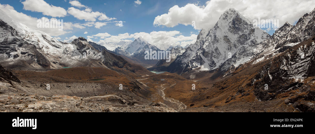 Vue depuis le Cho La Pass dans l'Himalaya au Népal. Banque D'Images