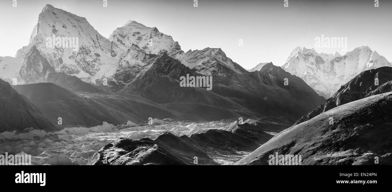 Vue depuis la montagne Gokyo Ri dans l'Himalaya au Népal. Banque D'Images