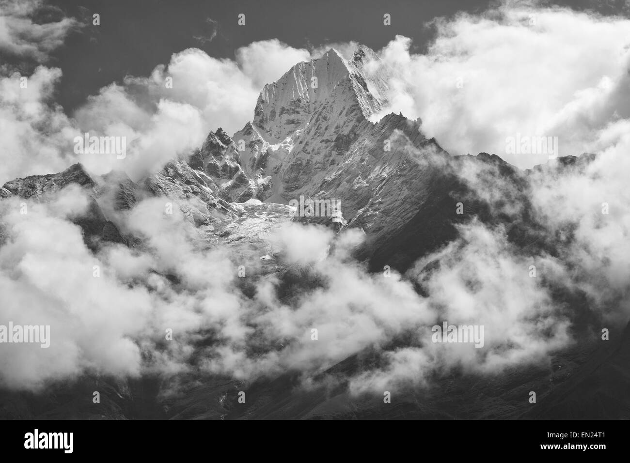 Thamserku mountain dans l'Himalaya. Banque D'Images