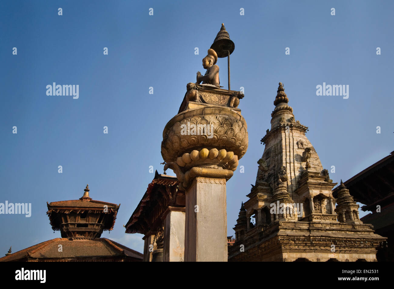 Le Népal, Katmandou, Bhaktapur, Durbar Square, Chyasilin Mandapa Temple Hindou (à gauche), le Roi Bhupatindra & Vatsla la colonne de Durga Hi Banque D'Images
