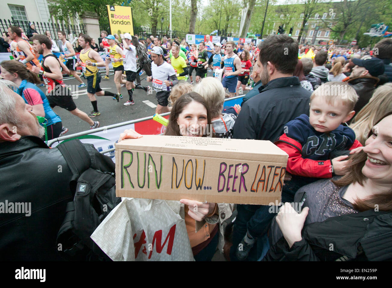 Londres, Royaume-Uni. 26 avril 2015. Spectateurs de la marathon de Londres à Greenwich Credit : amer ghazzal/Alamy Live News Banque D'Images