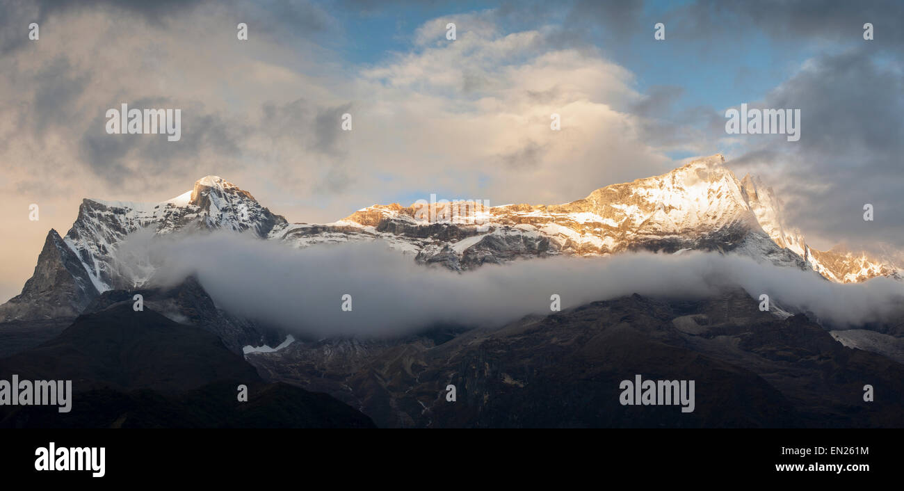Lever du soleil dans l'Himalaya. Banque D'Images