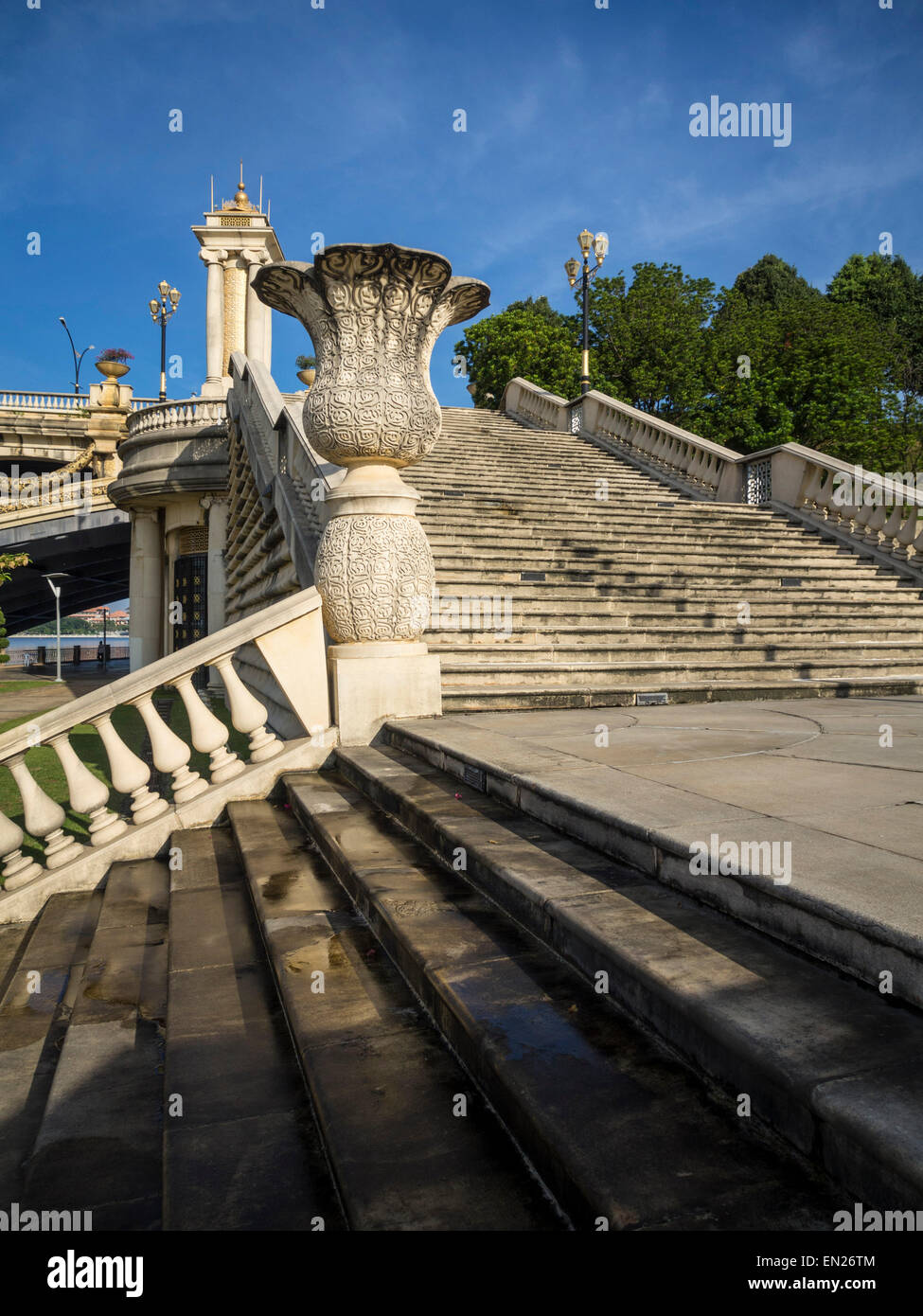 Un escalier extérieur avec un design classique, menant à des arbres verts et ciel bleu Banque D'Images
