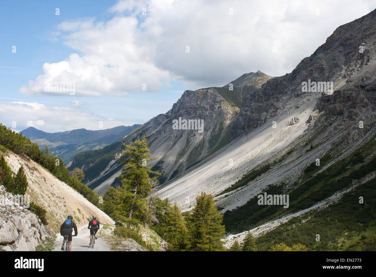 Piz Mezdi Val Mustair Engadin Suisse Alpes piste cyclable côté montagne Banque D'Images