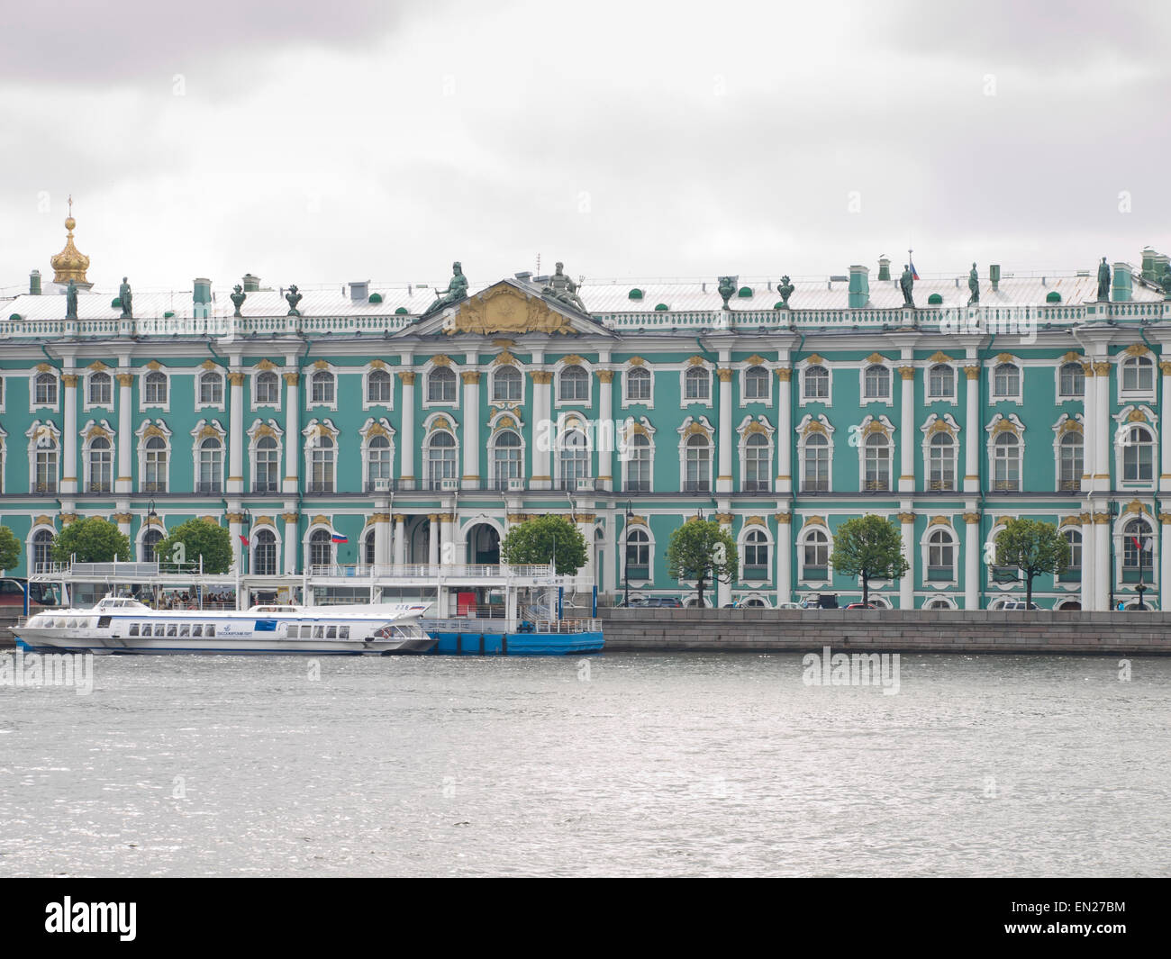 Le Palais d'hiver à Saint-Pétersbourg, Russie, façade avec la rivière Neva Banque D'Images