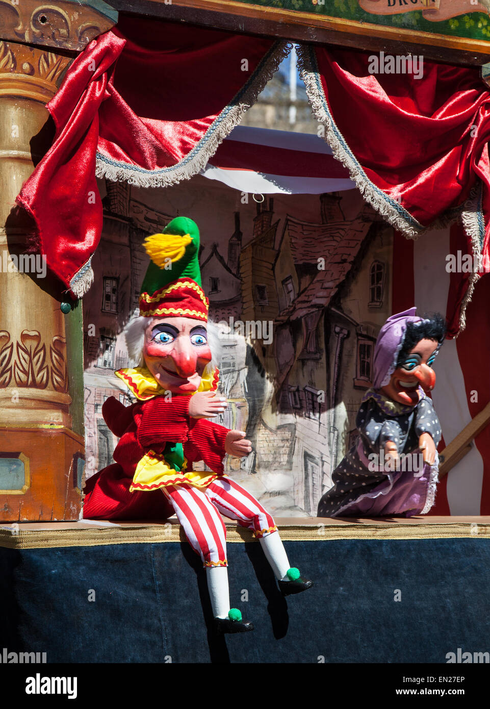 Spectacle traditionnel de marionnettes Liverpool, Merseyside, avril 2015. Punch and Judy Professeur David Wilde & Red dragon au St George's Day Festival qui a lieu dans le quartier de St George, un quartier de la ville décrit comme le coeur historique unique de Liverpool. Banque D'Images