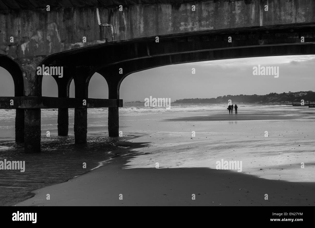 La plage et la jetée de Bournemouth en hiver Banque D'Images