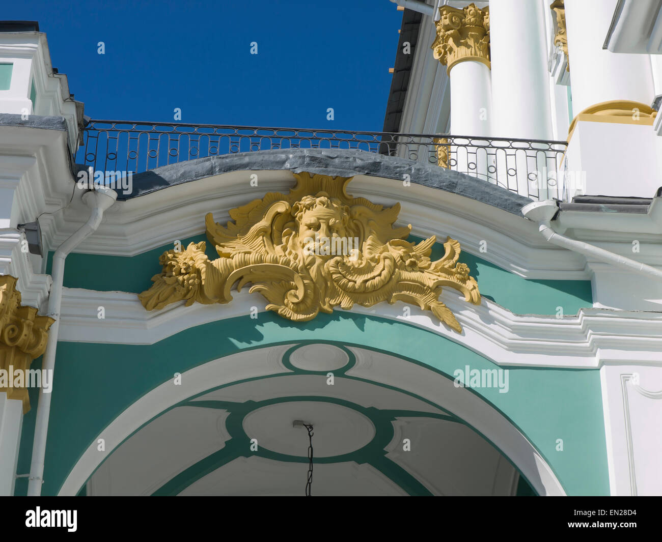Le Palais d'hiver à Saint-Pétersbourg, Russie, détail de façade avec décoration en plâtre en jaune Banque D'Images