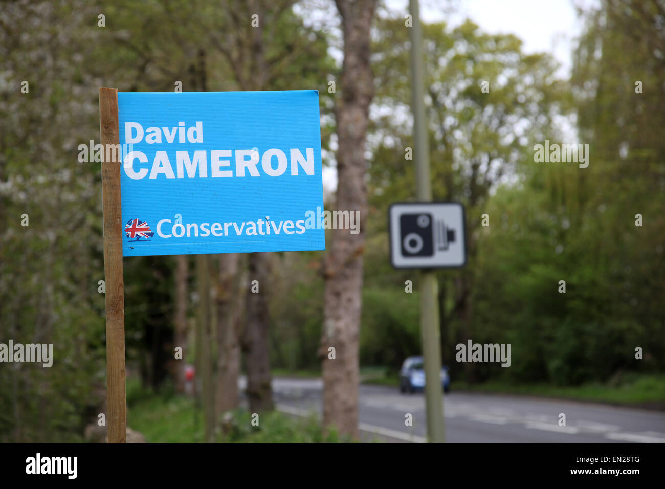 Blenheim Palace, Oxfordshire, UK. Signe affiché sur le mur entourant la place de Blenheim pour rappeler aux électeurs du candidat conservateur de West Oxfordshire , Premier Ministre , David Cameron 26 avril 2015 Credit : brenton ouest/Alamy Live News Banque D'Images