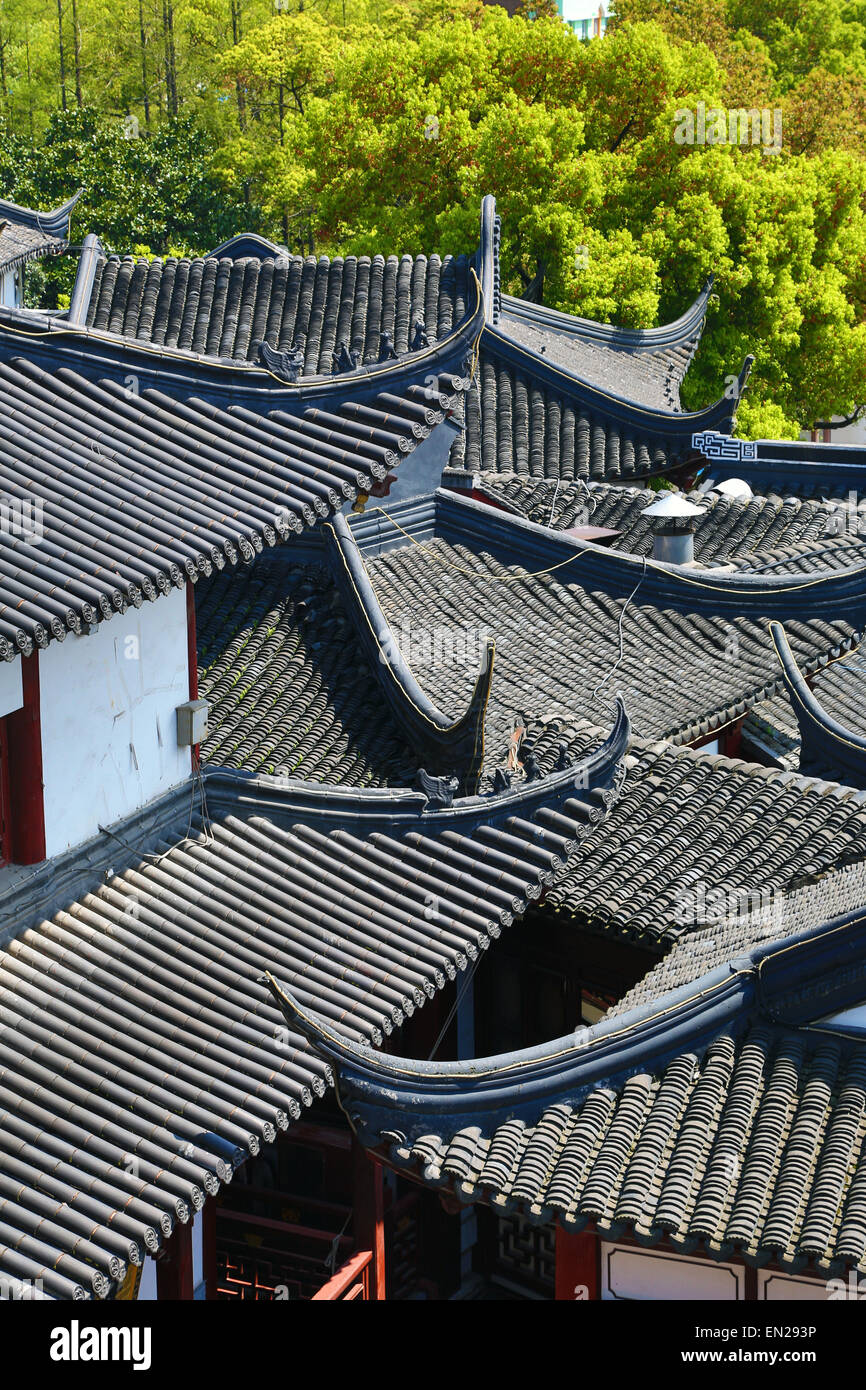 Toits de tuiles noires bâtiments traditionnels dans la vieille ville, Shanghai, Chine Banque D'Images