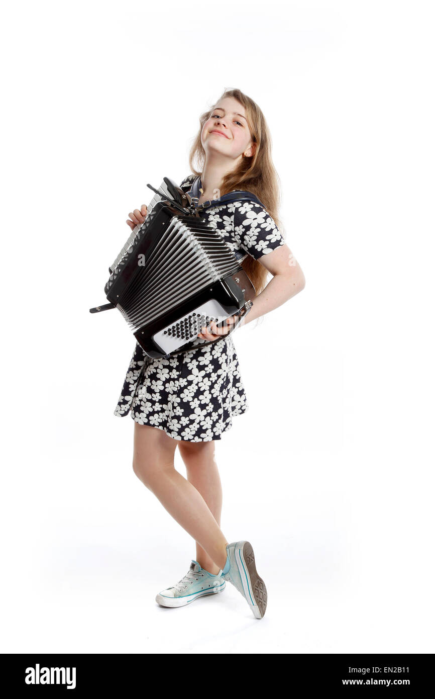 Teenage girl est en studio avec accordéon against white background Banque D'Images