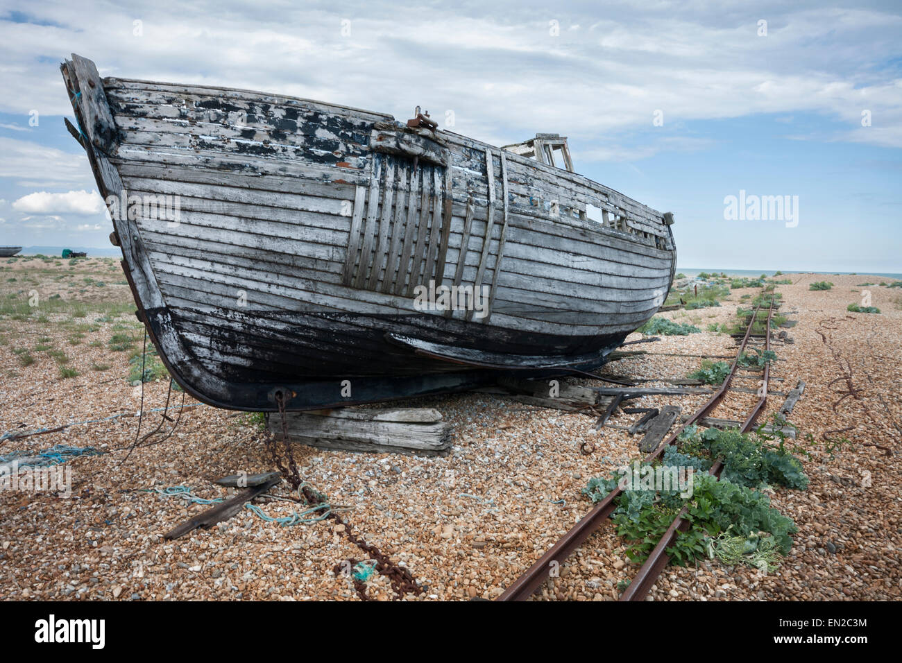 Vieille épave de bateau de pêche abandonnés, Dungeness, Kent, England, UK Banque D'Images