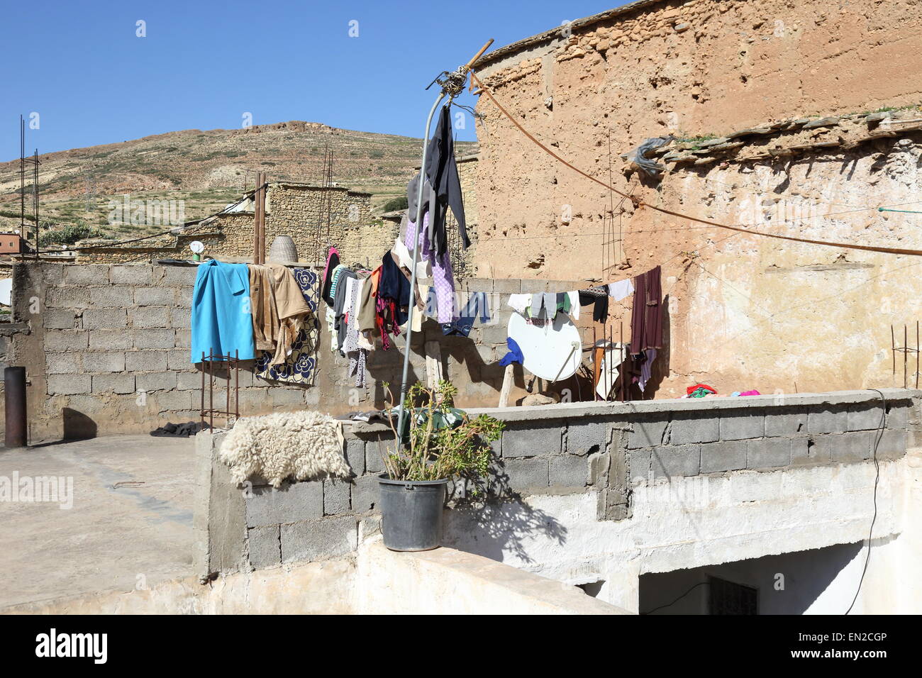 Lave-tomber à l'intérieur d'une maison berbère dans le village de Sidi Hassain dans les montagnes du Haut Atlas, au Maroc. Banque D'Images