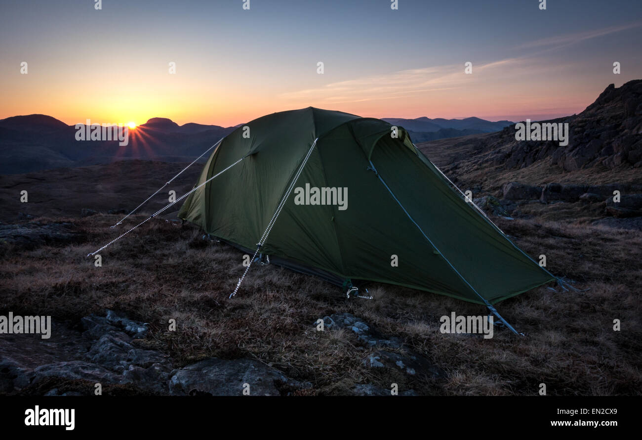 Notre tente setup sur Harrison Stickle avec le soleil derrière Grand Gable dans la distance. Banque D'Images