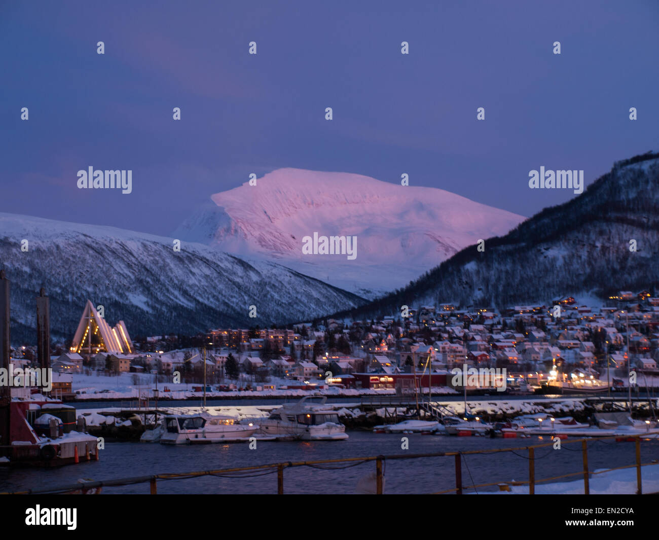 Maisons sur le bas de la colline et la cathédrale arctique vu de Tromso, Norvège Banque D'Images