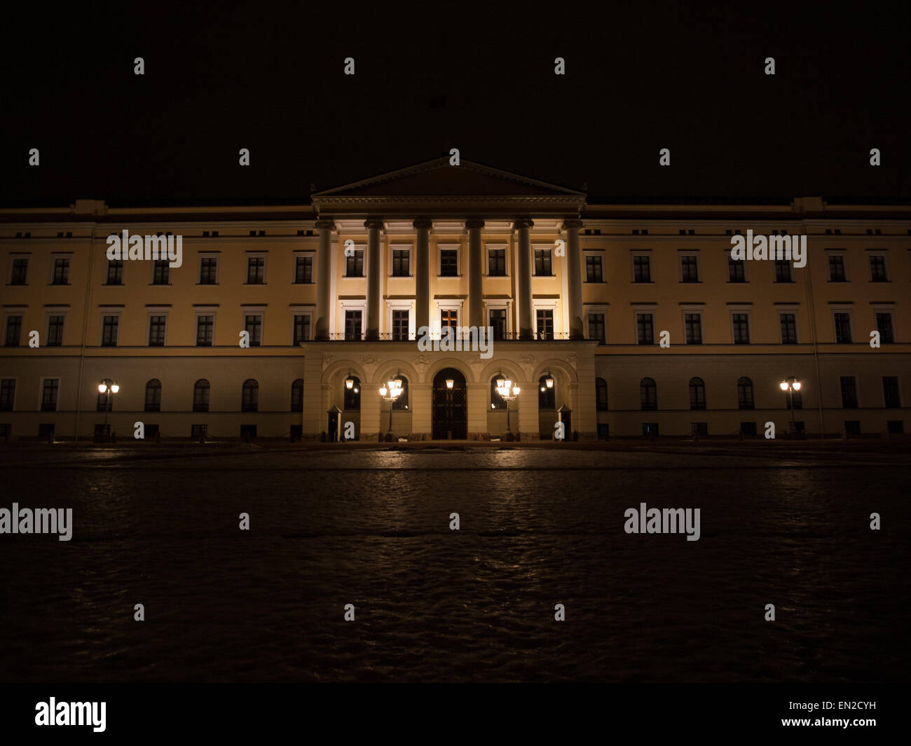 Palais Royal d'Oslo la nuit en hiver Banque D'Images