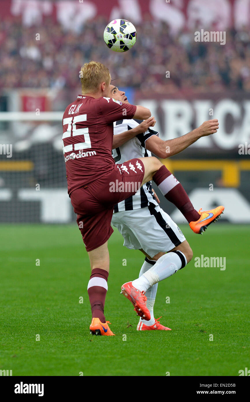 Turin, Italie. Apr 26, 2015. Serie A Football. Par rapport à la Juventus Turin. Alessandro Matri et Kamil Glik lutte pour la balle © Plus Sport Action/Alamy Live News Banque D'Images