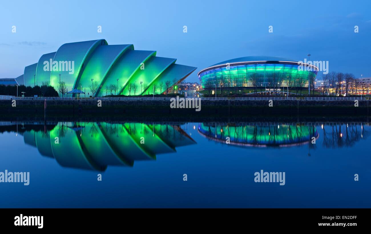 Une image couleur de la réflexion sur la rivière Clyde de la SSE Hydro et SECC à Glasgow Banque D'Images