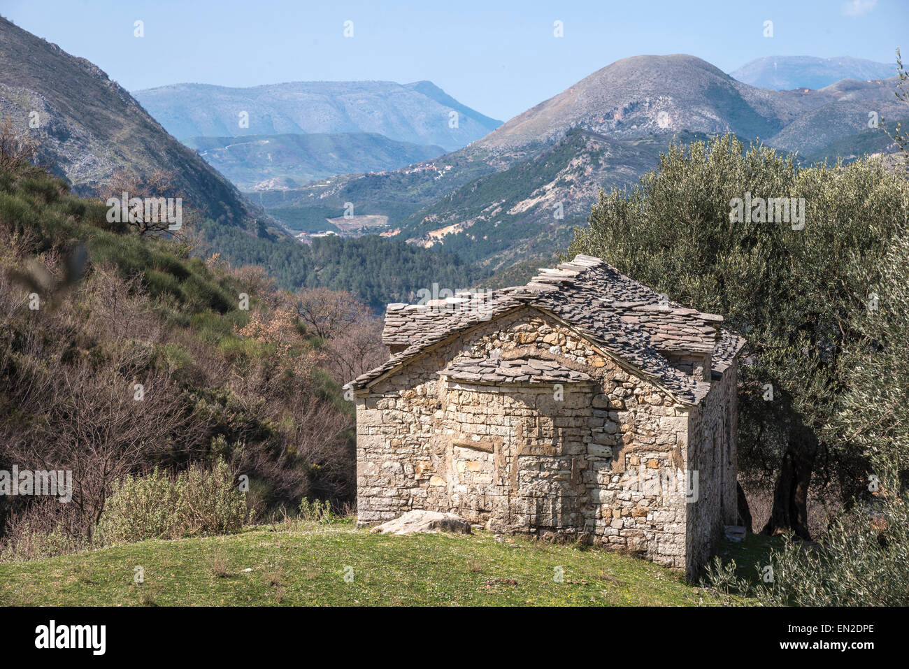 Une vieille église en pierre au-dessus de la route entre Gjirokastra et Saranda dans le sud de l'Albanie. Banque D'Images