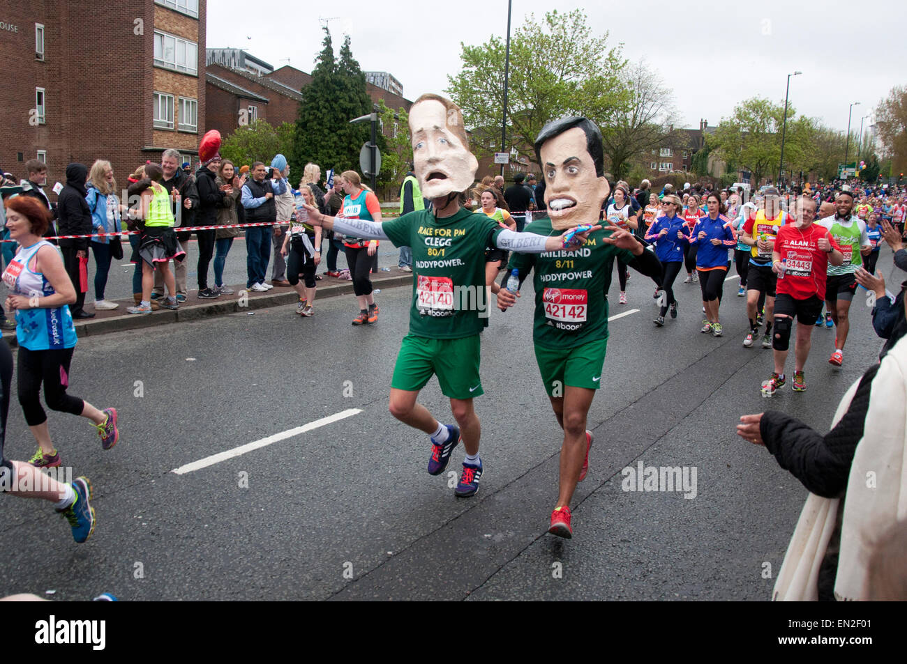 Les coureurs dans les rues de Londres à la concurrence dans le Marathon de Londres Virgin Money 2016 Banque D'Images