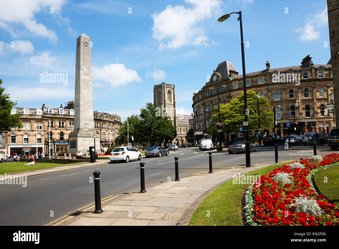 Le centre-ville de Harrogate, à la recherche vers le cénotaphe. North Yorkshire UK Banque D'Images