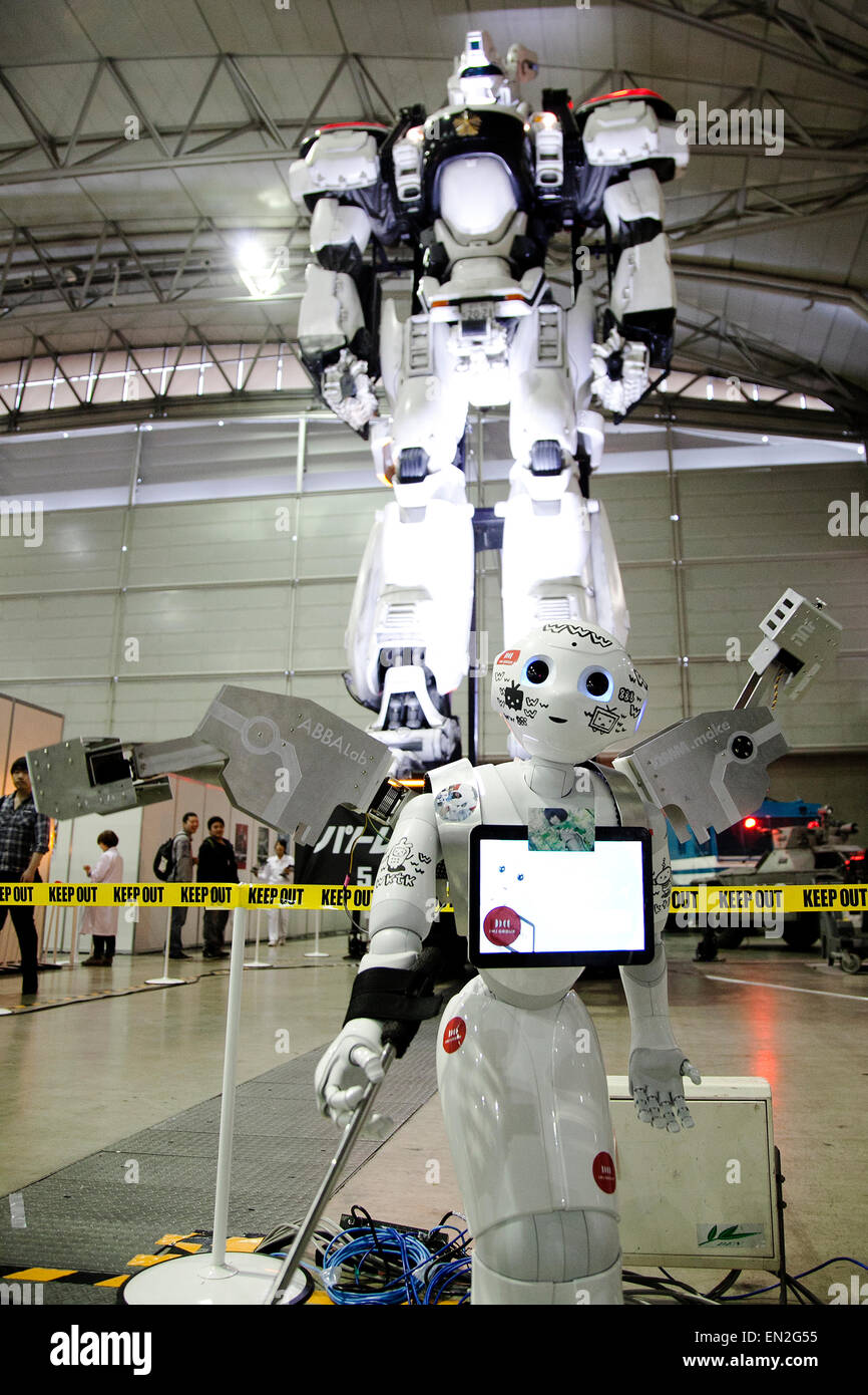 Un robot SoftBank Poivre et énorme version de INGRAM de l'action AV-98 film 'LA PROCHAINE GÉNÉRATION - Chu-boh' sur l'affichage pendant l'Niconico Douga fan event au Makuhari Messe International Exhibition Hall le 25 avril 2015, Chiba, Japon. L'événement comprend des attractions telles que la J-pop concerts, matchs de Sumo et Pro Wrestling, cosplay et manga et divers spectacles robot et est diffusé en direct via le site de partage de vidéos. Banque D'Images