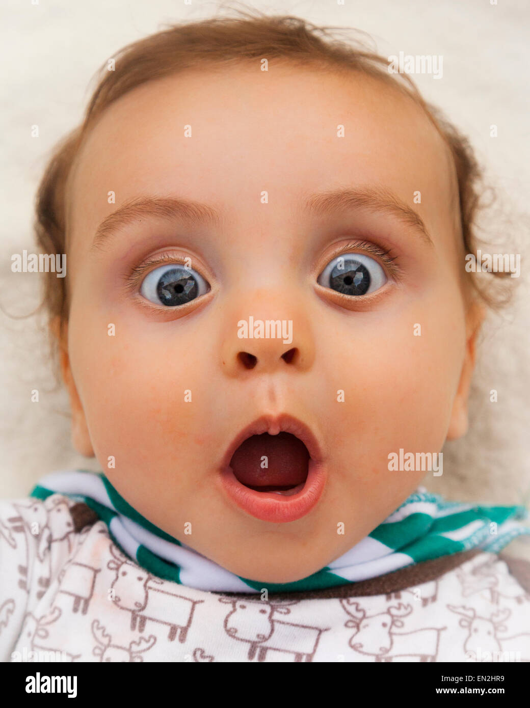 Mignon bébé garçon avec un air de surprise et de choc Photo Stock - Alamy