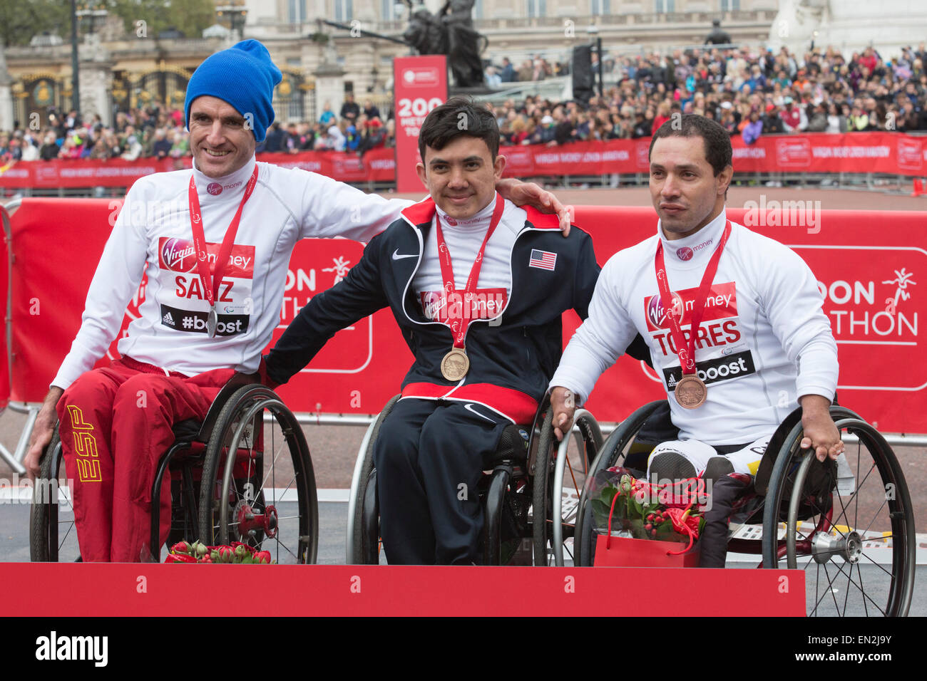 Londres, Royaume-Uni. 26 avril 2015. Athlétisme Championnats du monde IPC Marathon. a eu lieu au cours de la London Marathon. Les athlètes en fauteuil roulant, T51/52 les hommes : Santiago Sanz (ESP), Raymond Martin (USA) et Cristian Torres (COL). Marathon de Londres Virgin Money se termine au Mall, Londres, Royaume-Uni. Credit : Nick Savage/Alamy Live News Banque D'Images