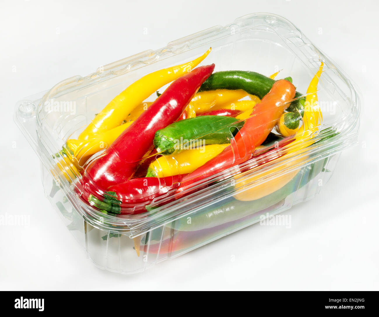Chili Peppers Pepperoni enveloppé dans du plastique pack vente problématique hygiénique pratique pour gérer la pollution de l'environnement, coût- Banque D'Images