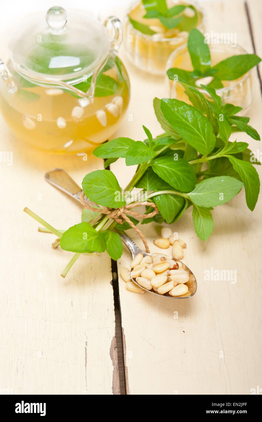 Style traditionnel arabe menthe et noix de pin plateau appelé à tay Banque D'Images