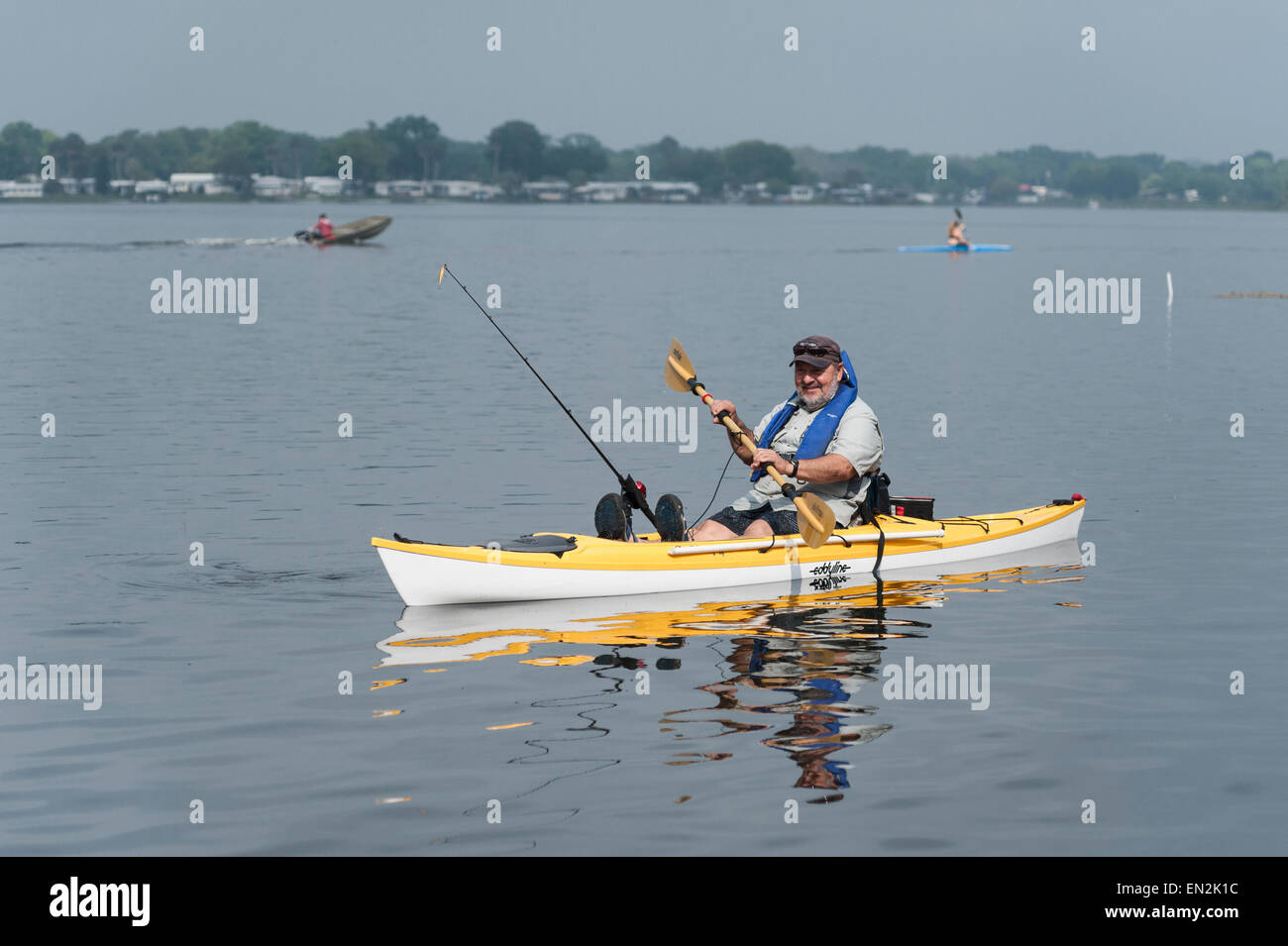 Un homme le kayak et la pêche sur le lac Griffin à Leesburg, Florida USA Banque D'Images