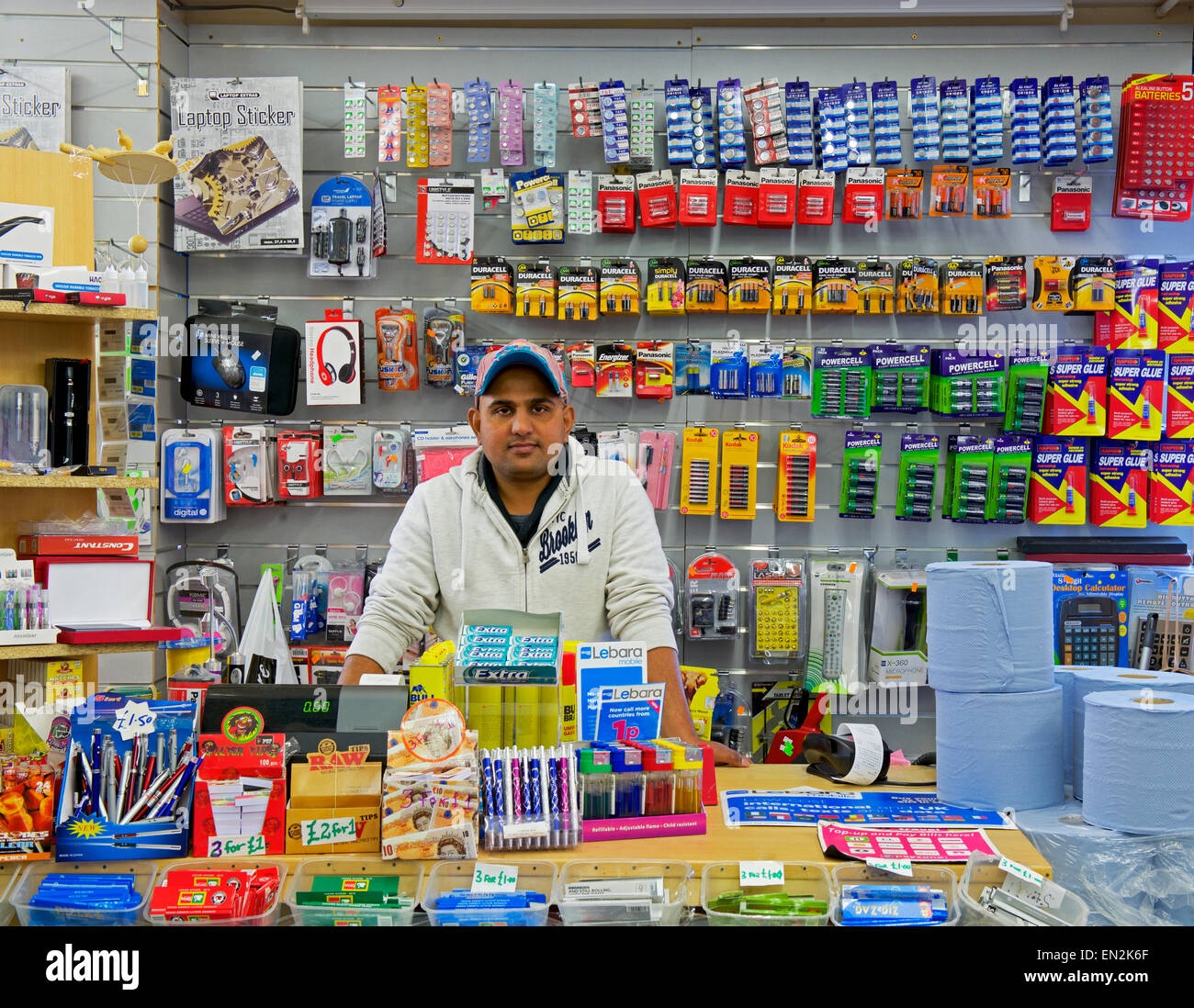 Derrière l'homme à l'encontre de pound shop dans la région de Wakefield, West Yorkshire, England UK Banque D'Images