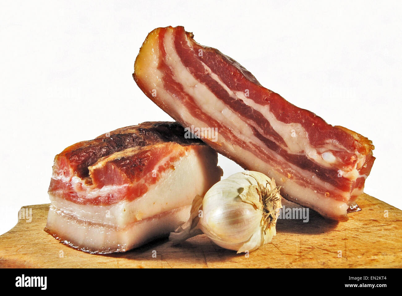 La bacon et l'ail sur conseil cuisine en bois. Banque D'Images La bacon et l'ail sur conseil cuisine en bois. Banque D'Images