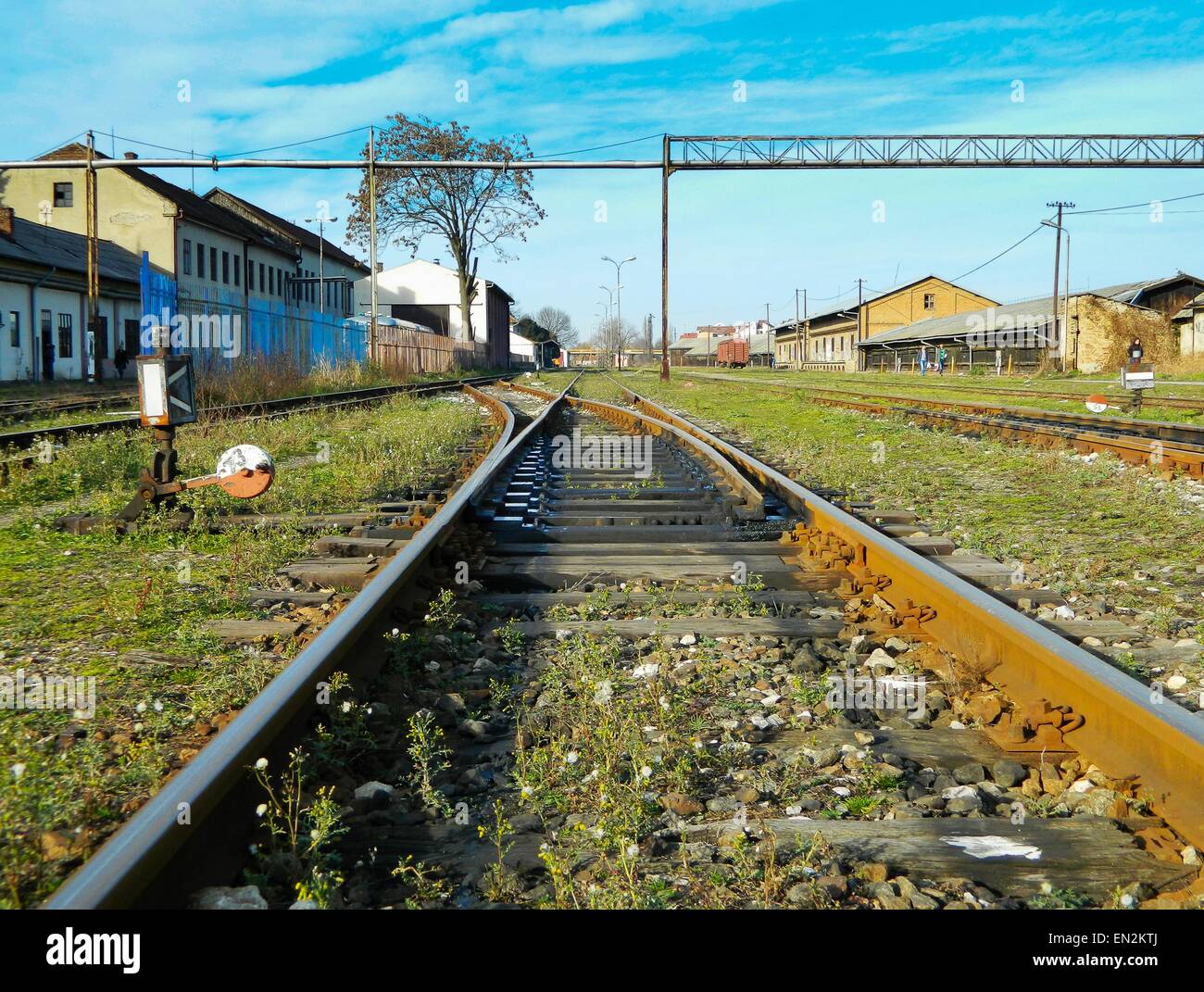 Branchements sur l'ancienne gare ferroviaire. Sa fonction est le croisement des voies ferrées avec ma voie. Banque D'Images