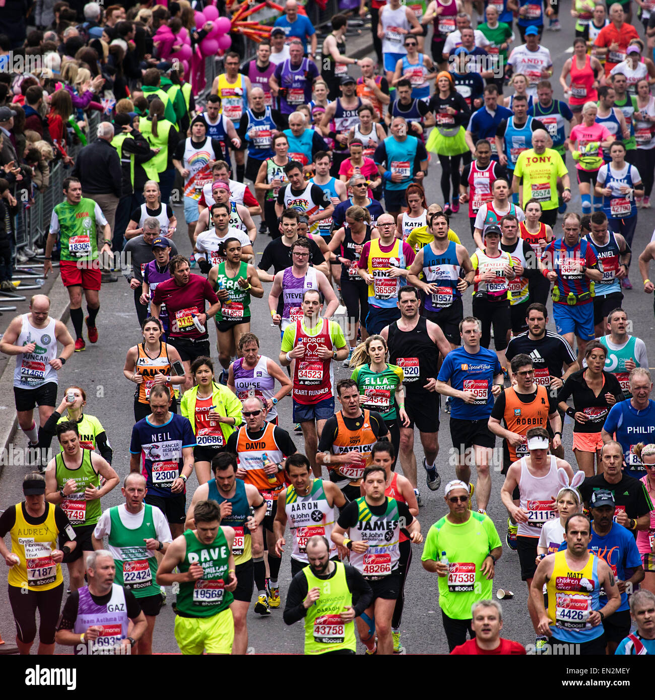 Londres, Royaume-Uni - 26 Avril 2015 : les coureurs de marathon de Londres. Le Marathon de Londres est à côté de New York, Berlin, Chicago et Boston à Banque D'Images