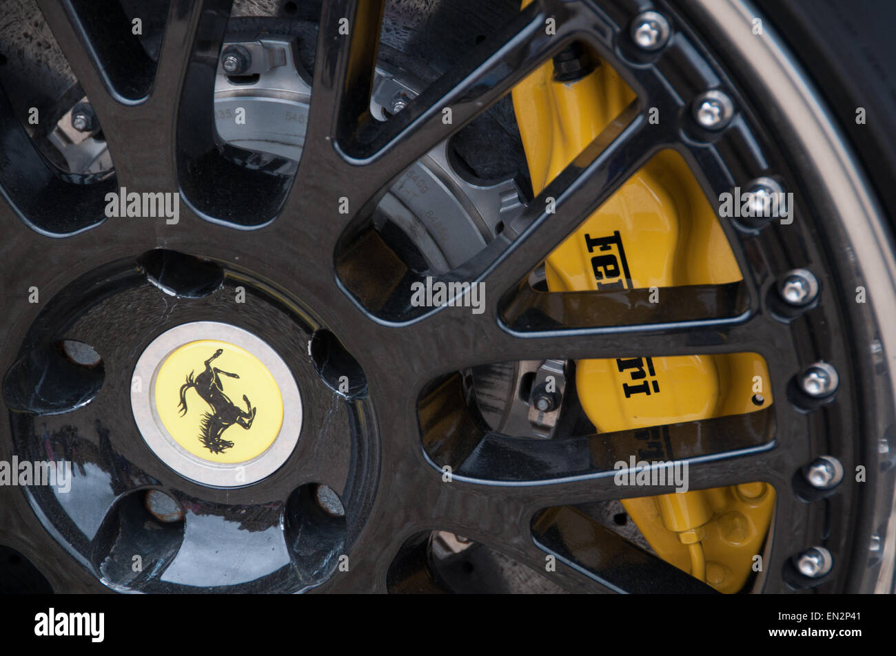 Détail de Ferrari jante et le patin de frein Banque D'Images